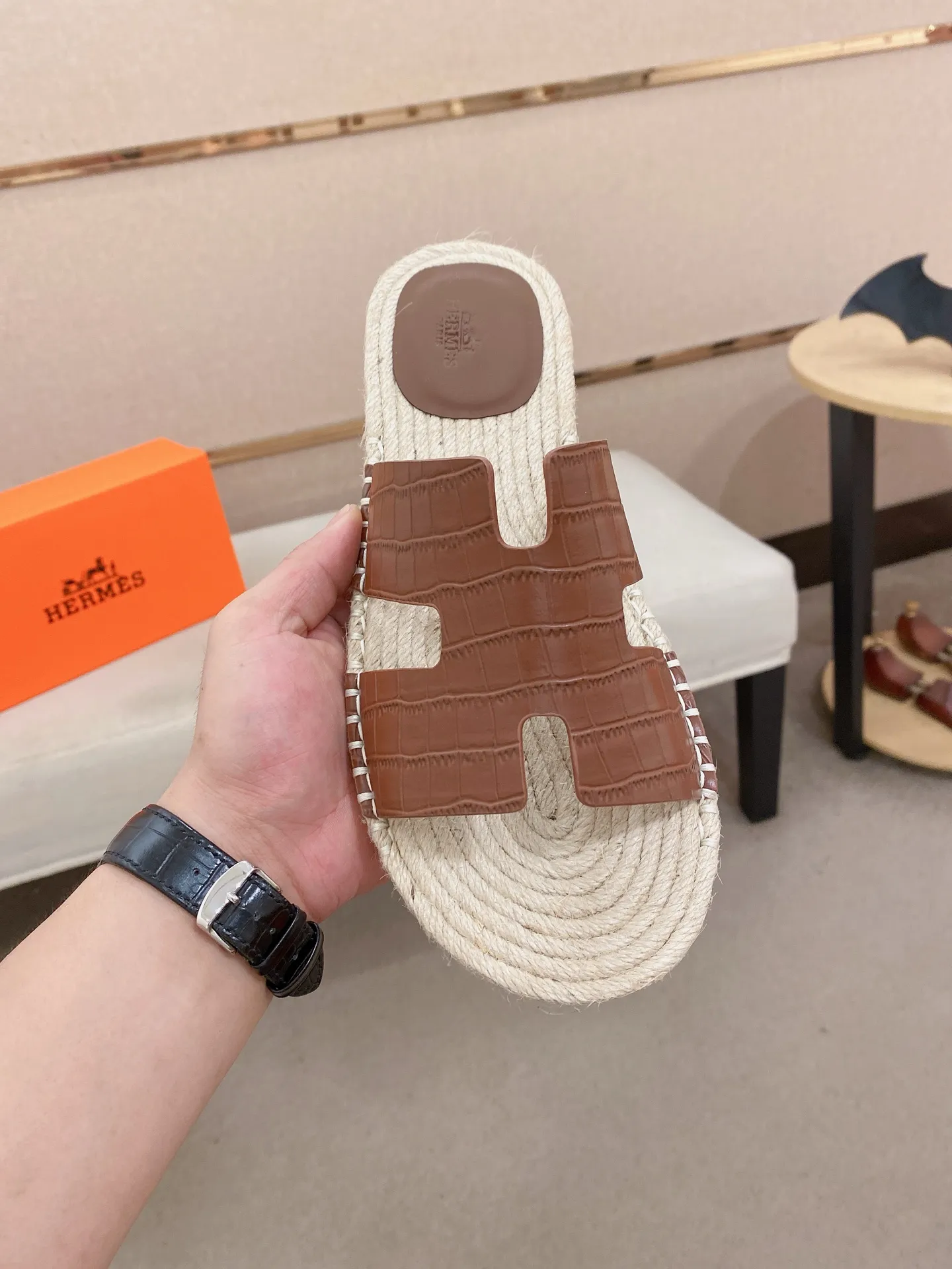 Factory price: 340💰high-end version. "HERMES" Hermès 💁♂️Men's casual slippers, compare the quality at the counter🧚🏿♂️ The upper is made of cowhide leather 🐊crocodile pattern workmanship, purely hand-drawn, raw rubber breathable and non-slip outsole, the inner is breathable and comfortable lambskin, the density is 100% comfortable, the original rubber outsole is wear-resistant and has a code number of 38-44. Can be customized 45-46-47💥🏆